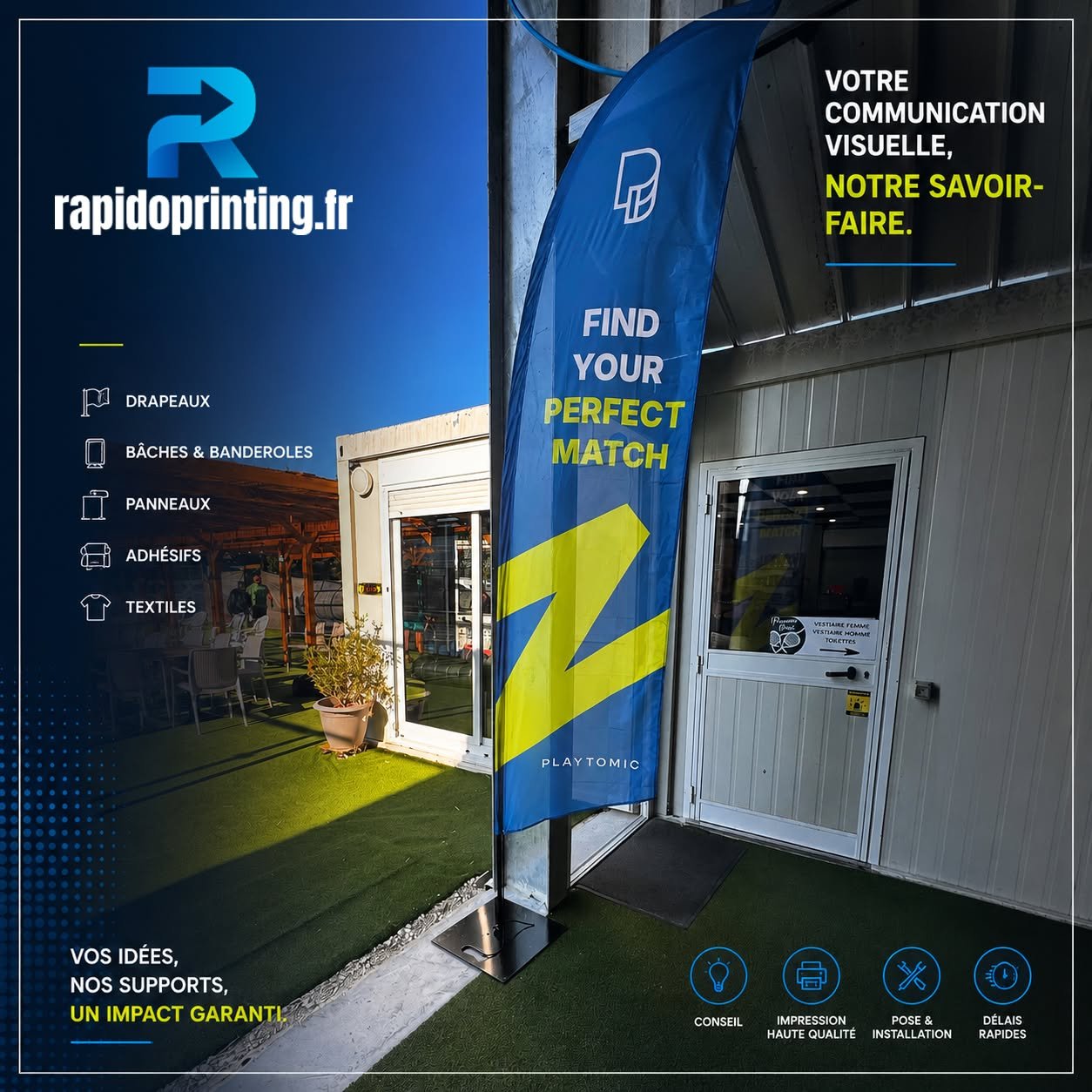 Bâche et drapeau publicitaire bleu avec logo Rapidoprinting près d’une porte d’entrée, affiches “Find Your Perfect Match” et éléments de navigation visuelle pour impression grand format.