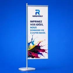 Beach flag sur mesure sur potence argentée avec impression colorée contre fond bleu vif.