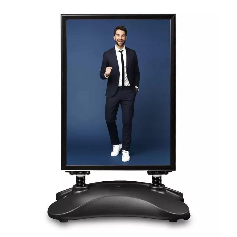 Cadre publicitaire avec une photo d’homme en costume sur fond bleu, soutenu par un socle et des ressorts noir.
