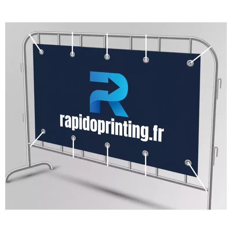 Panneau d’affichage drapé sur une barrière métallique avec logo rapideprinting.fr en bleu et texte blanc.