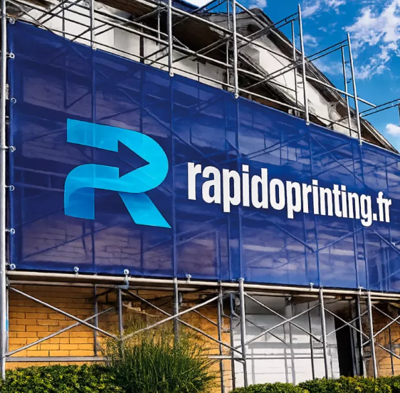 Panneau publicitaire bleu avec logo “Rapidoprinting.fr” sur une façade en construction et échafaudages.