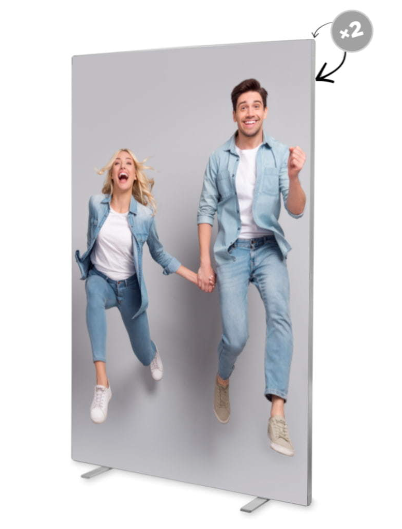 Personnes souriantes sautant devant une bâche publicitaire rectangulaire sur pieds, prêt à être personnalisée. Convient pour créer une bâche publicitaire personnalisée.