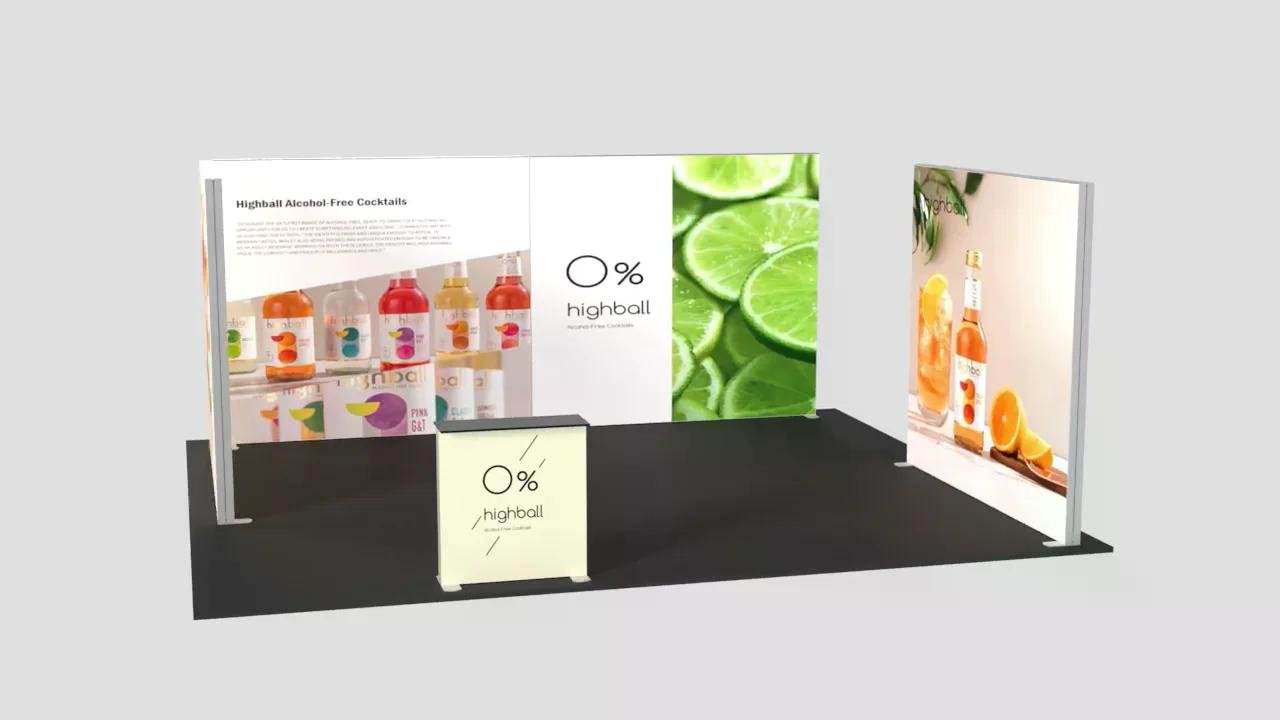 Stand d’exposition coloré avec murs imprimés fruits et boissons, comptoir noir au centre, affiches et logos. Organiser un salon professionnel réussi en aperçu.