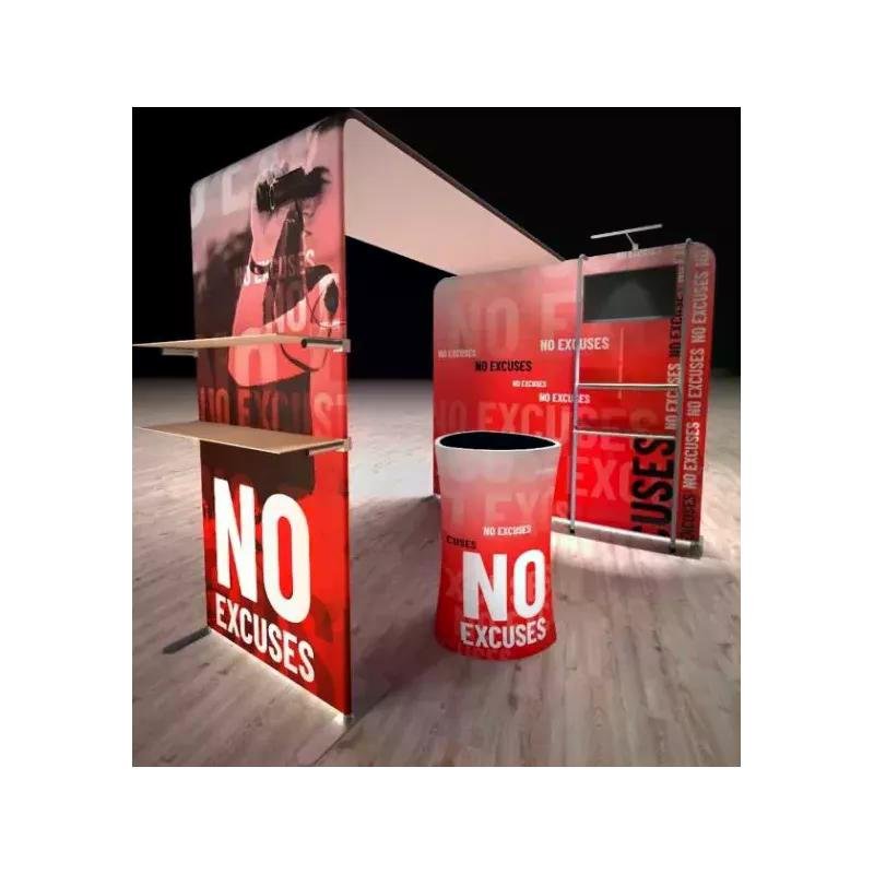 Stand d’exposition imprimé en rouge “NO EXCUSES” avec baleines et comptoir, structure modulaire pour événement.