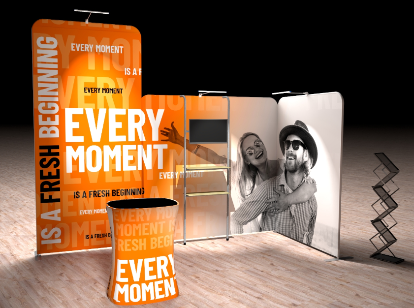 Stand d’exposition orange et blanc avec texte “EVERY MOMENT” sur fond noir et décor bois, présentoirs et fauteuils pliants. - comment se préparer pour un salon professionnel intégrée naturellement.