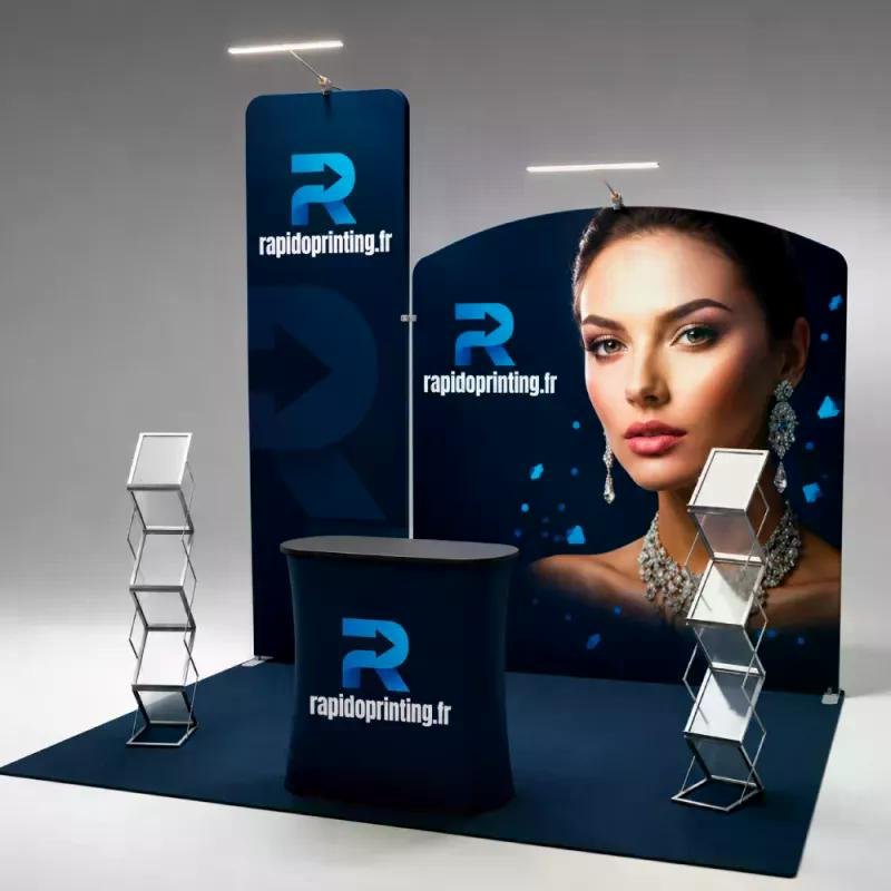 Stand d’exposition pour Rapidoprinting : pavillon bleu avec logo, pancartes grand format et comptoir, sur fond gris, présentation professionnelle.