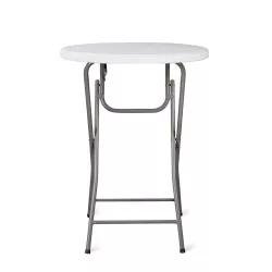 Table pliante ronde avec cadre métallique et housse ajustée sur le dessus blanc.